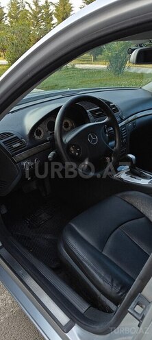 Mercedes E 270-9