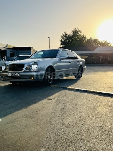 Mercedes E 240-1