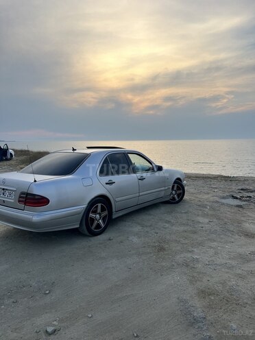 Mercedes E 240-11