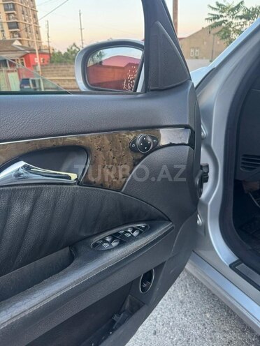 Mercedes E 270-9