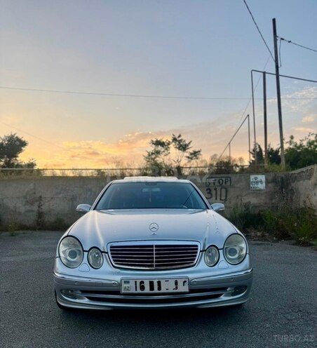 Mercedes E 270-1