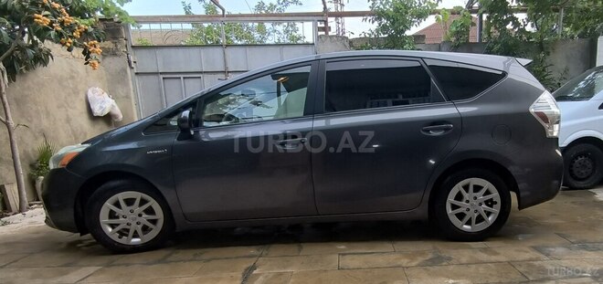 Toyota Prius V-5