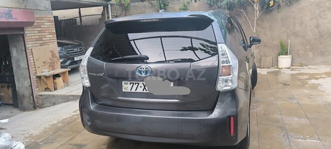 Toyota Prius V-7