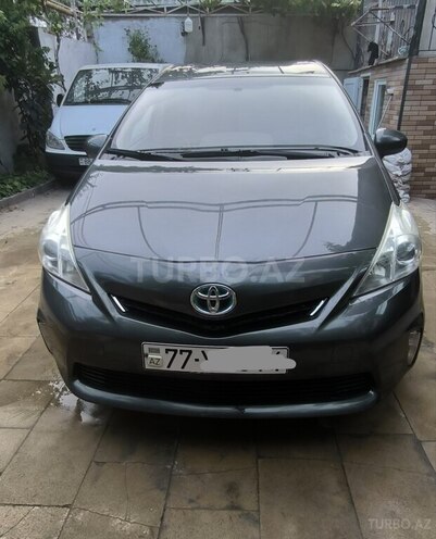 Toyota Prius V-1