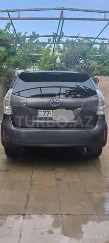 Toyota Prius V-9