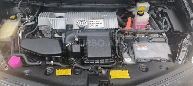 Toyota Prius V-11