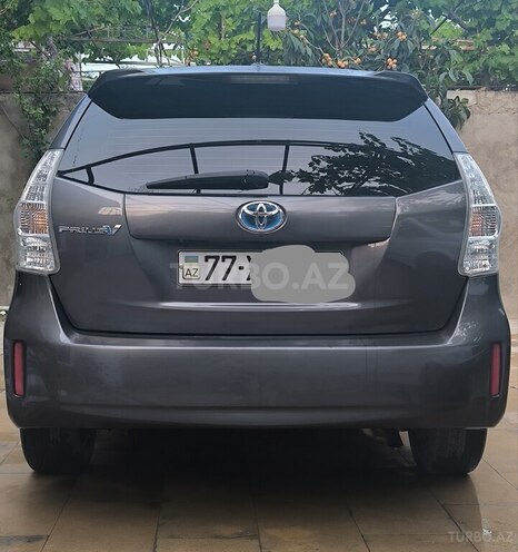 Toyota Prius V-8