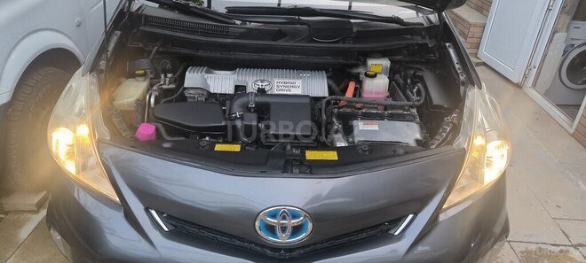 Toyota Prius V-12