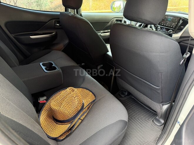 Mitsubishi L200-11
