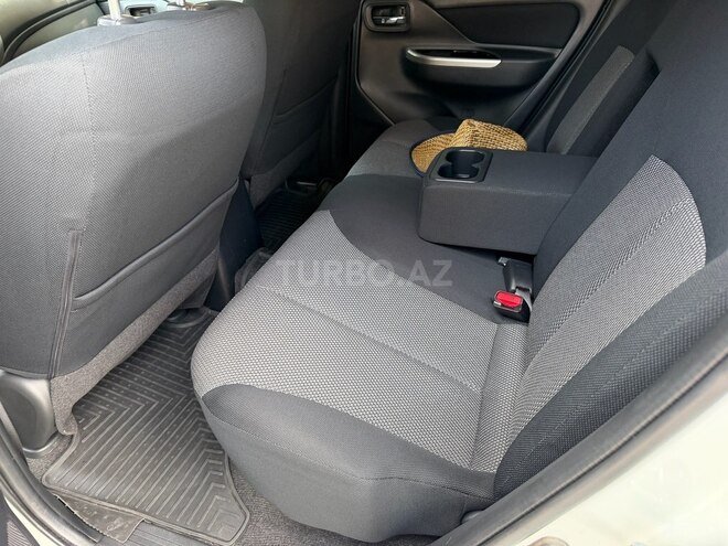 Mitsubishi L200-13