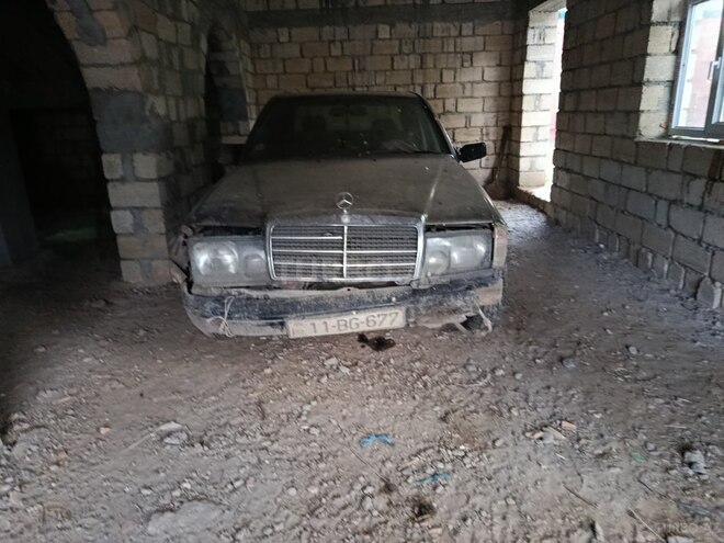Mercedes 200-2