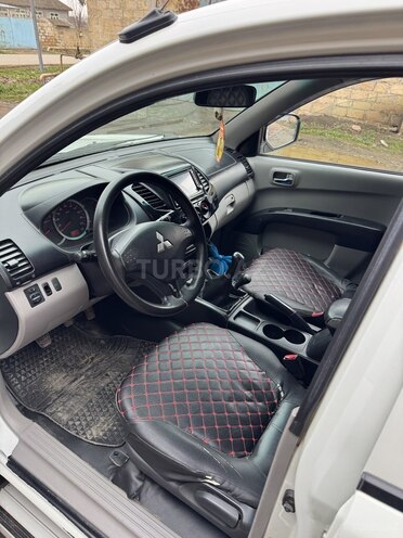 Mitsubishi L200-8