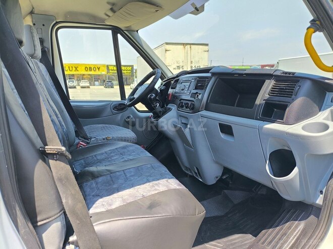 Ford Transit-12