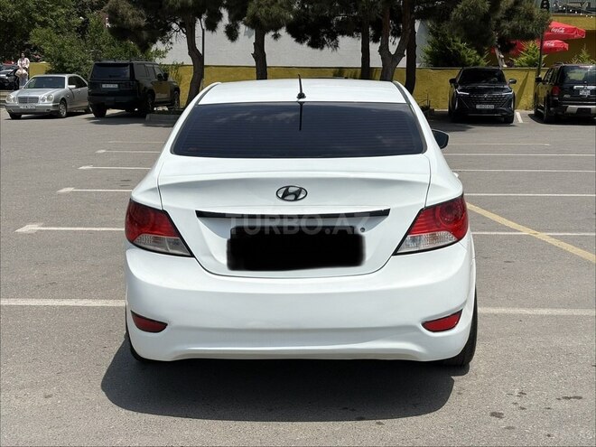 Hyundai Accent-4