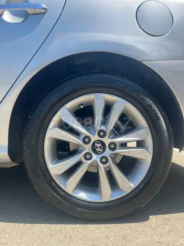 Hyundai Elantra-9