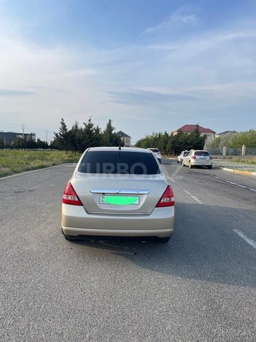 Nissan Tiida-4
