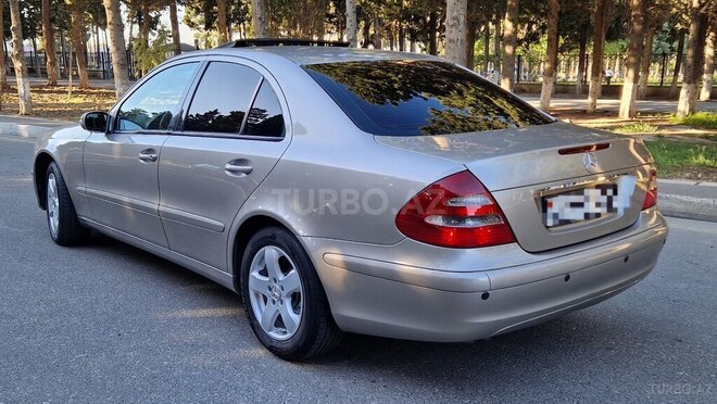 Mercedes E 220-11