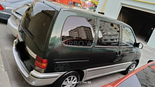 Nissan Serena-4
