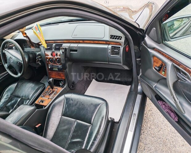 Mercedes E 240-12