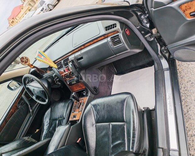 Mercedes E 240-11