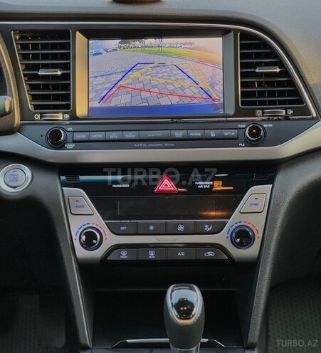 Hyundai Elantra-12