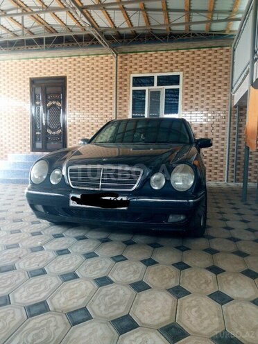 Mercedes E 280-1