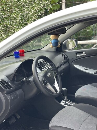 Hyundai Accent-10