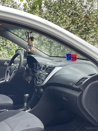 Hyundai Accent-11