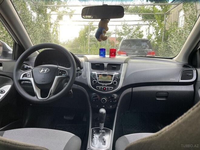 Hyundai Accent-7