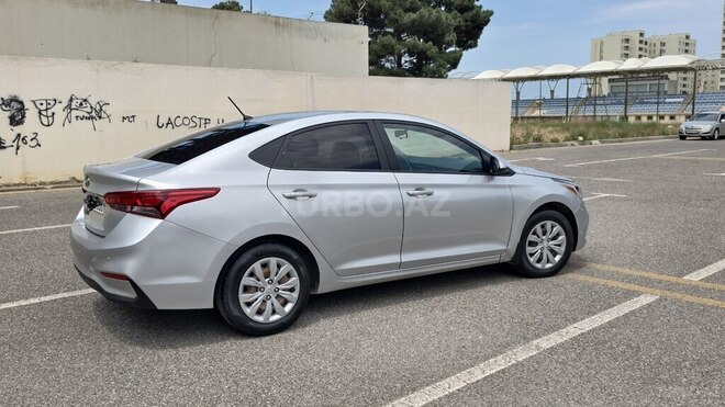 Hyundai Accent-10