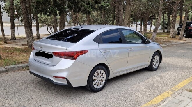 Hyundai Accent-12