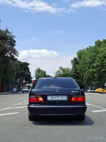 Mercedes E 240-4