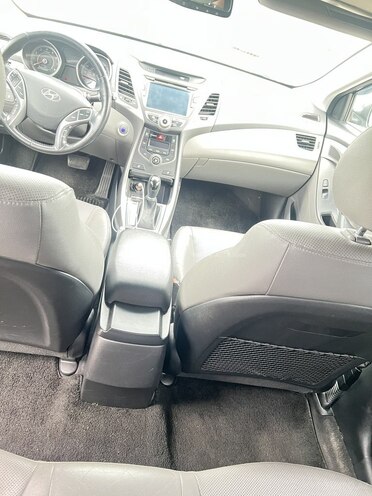 Hyundai Elantra-8