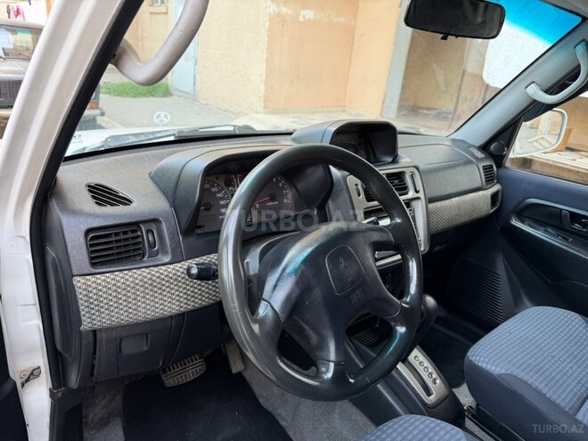 Mitsubishi Pajero io-6