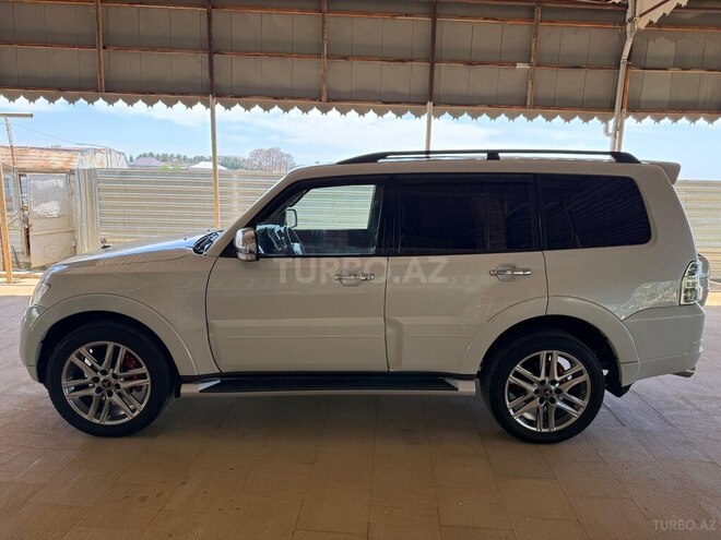 Mitsubishi Pajero-4