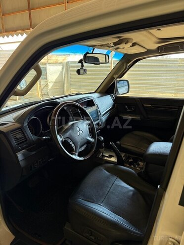 Mitsubishi Pajero-8
