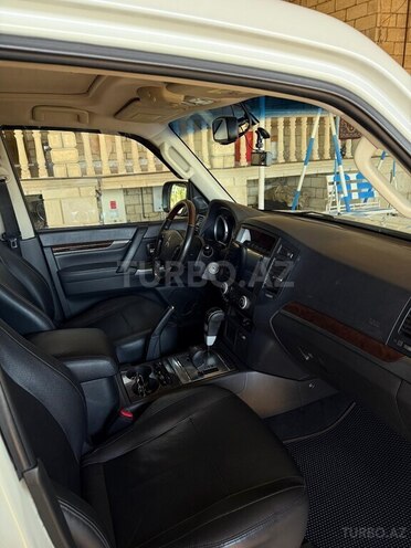 Mitsubishi Pajero-9