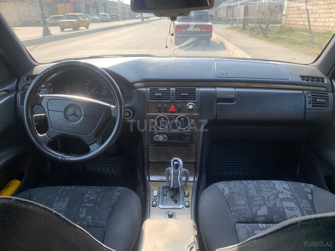 Mercedes E 230-3