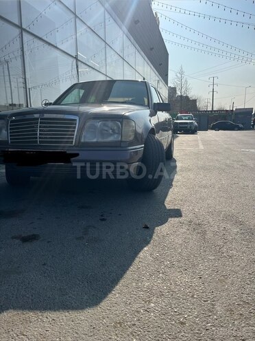 Mercedes 220 E-2