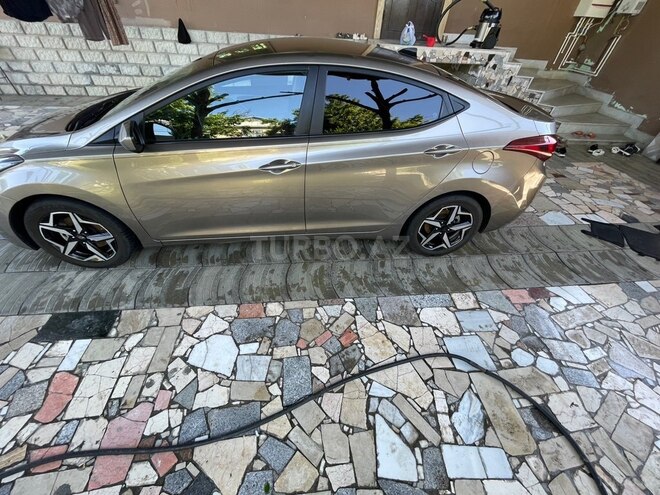 Hyundai Elantra-3