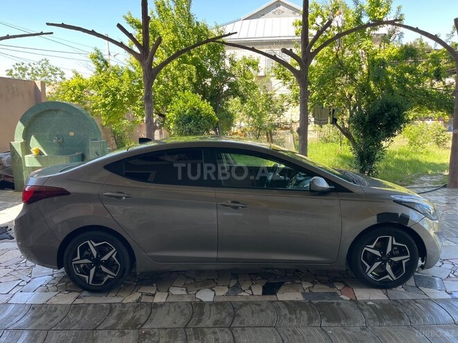 Hyundai Elantra-2