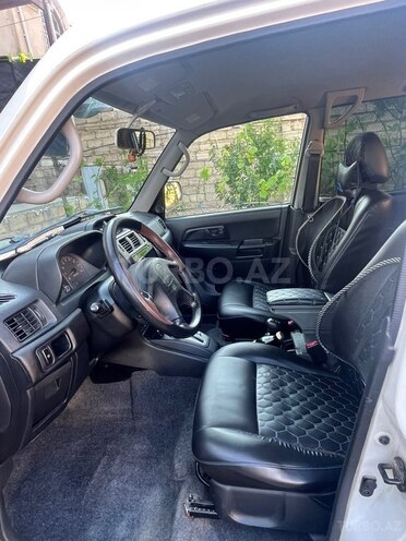 Mitsubishi Pajero io-7