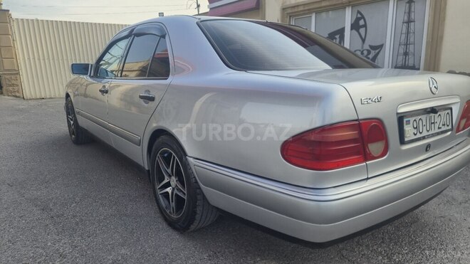Mercedes E 240-4
