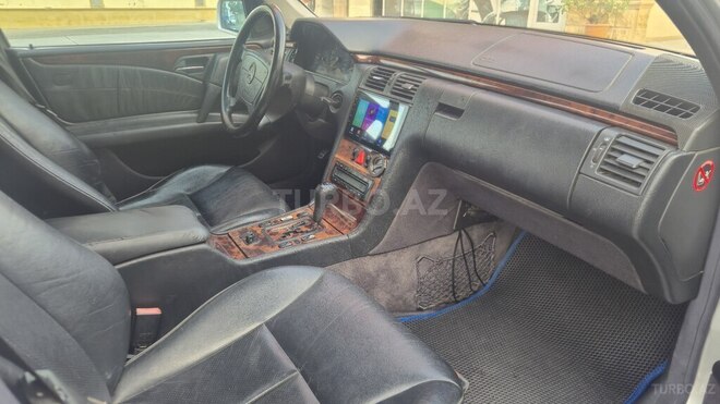 Mercedes E 240-11