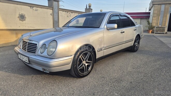 Mercedes E 240-17