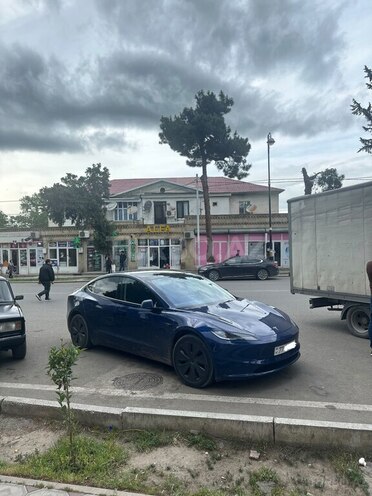 Tesla Model 3-1