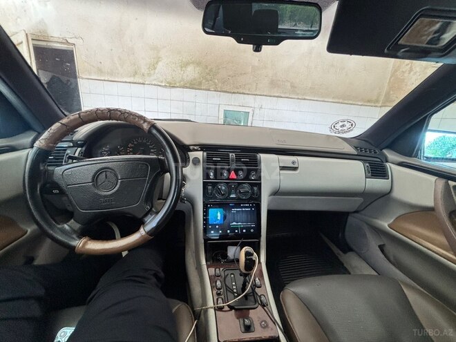 Mercedes E 200-8