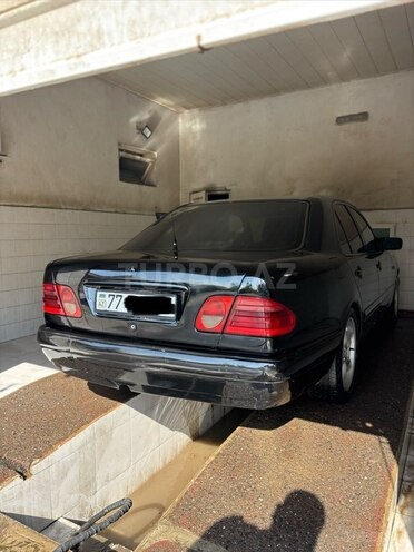 Mercedes E 200-11