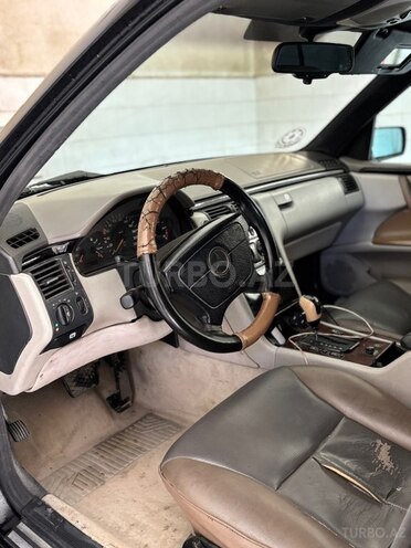 Mercedes E 200-13