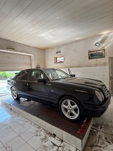 Mercedes E 200-10